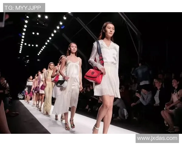 球星足球与西藏传统舞蹈碰撞文化火花 展现跨界艺术的独特魅力 球星足球与西藏传统舞蹈碰撞文化火花 展现跨界艺术的独特魅力