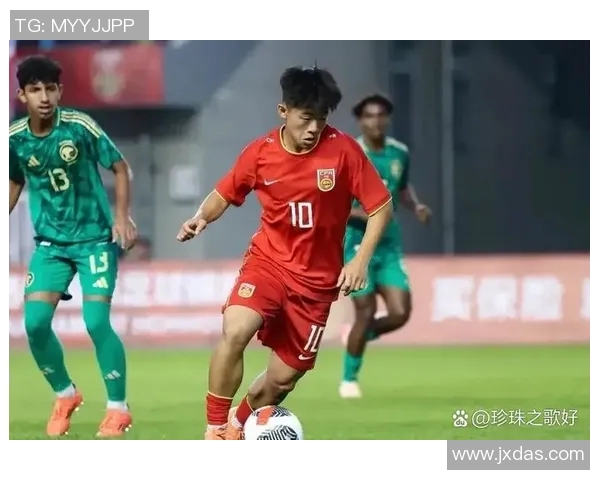 撕破中国足球防线的球星：揭秘他如何打破防守并带领球队获胜