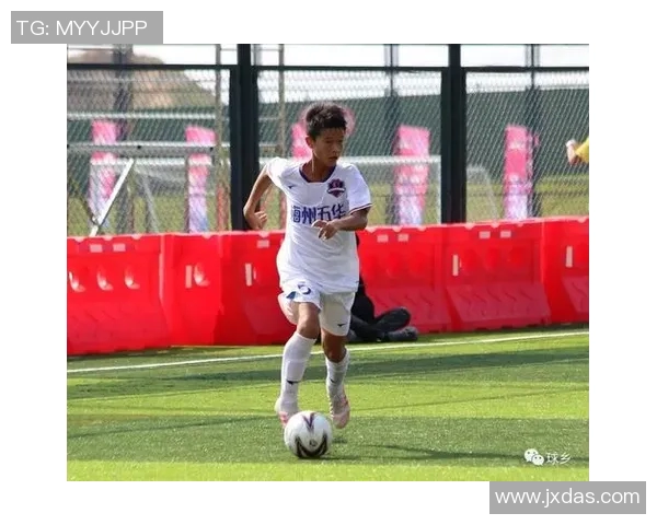 足坛巨星赛场外展魅力足球球星热舞引爆全场激情瞬间